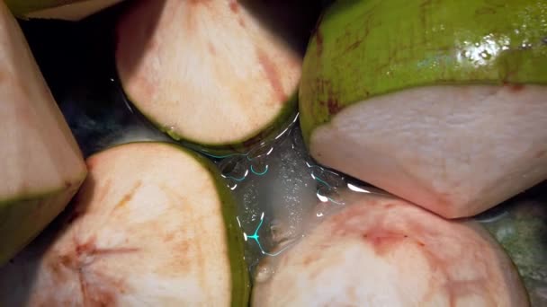 Uitzoomen Uit Emmer Vol Kokosnoot Fruit — Stockvideo