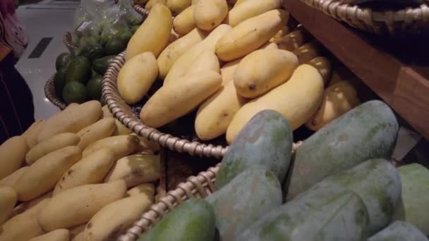 Schwenkkkamera Über Den Obststand Supermarkt Mit Vielen Sorten Mangos Stand — Stockvideo