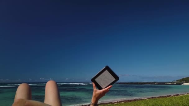 Paradisial Bir Adada Sahilde Kitap Okuyan Bir Kadını Gösteren Bir — Stok video