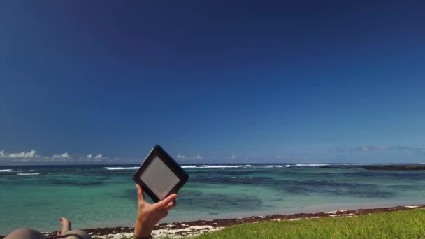 Знімок Зображенням Більшості Жінок Які Читають Книгу Пляжі Дивовижним Пейзажем — стокове відео