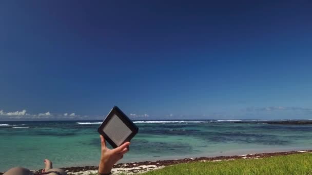 Uma Foto Mostrando Máximo Uma Mulher Lendo Ebook Praia Com — Vídeo de Stock