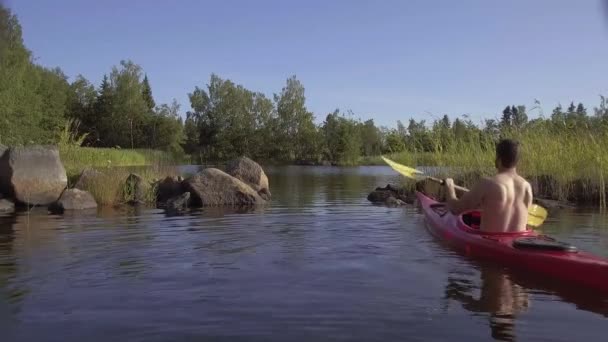 Hombre Topless Kayak Hermoso Archipiélago Rocoso Tiempo Soleado — Vídeos de Stock