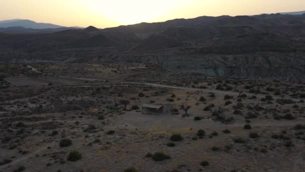 Warme Zonsondergang Boven Een Houten Hut Tabernas Woestijn Almeria Luchtdrone — Stockvideo