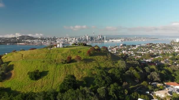 ニュージーランドのオークランドでビクトリア山とスカイタワーの空中撮影 — ストック動画