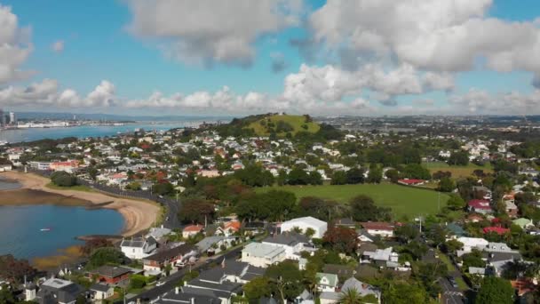 ニュージーランドのオークランドでビクトリア山 デヴォンポート ノースヘッドの空中撮影 — ストック動画