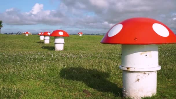 Slowmo Primer Plano Las Esculturas Hongos Metálicos Respiraderos Cima Del — Vídeo de stock