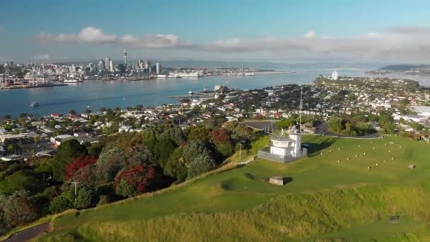 ニュージーランド オークランドのスカイラインとスカイタワーを背景にビクトリア山の空中ショット — ストック動画