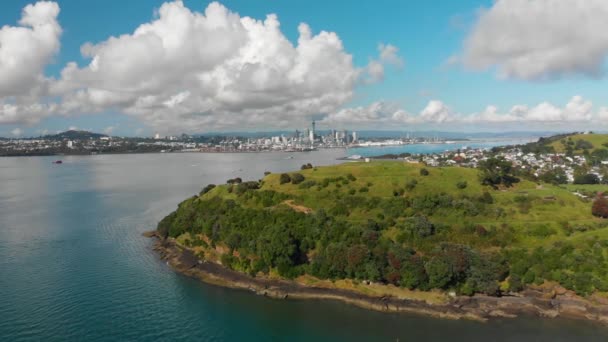 Slowmo Volando Sobre North Head Hacia Auckland Nueva Zelanda — Vídeo de stock