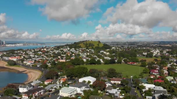 Slowmo Voando Sobre Casas Auckland Nova Zelândia — Vídeo de Stock