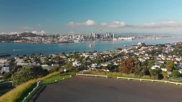 Повітряний Постріл Гори Вікторія Оклендського Горизонту Вежею Неба Нова Зеландія — стокове відео
