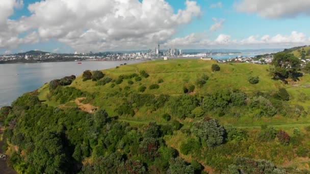 ニュージーランドのオークランドスカイラインを背景に北の頭の空中ショット — ストック動画