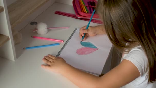 Egy Kislány Feje Fölött Asztalánál Rajzolt — Stock videók