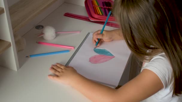 Sobre Cabeza Una Niña Dibujo Mesa — Vídeo de stock