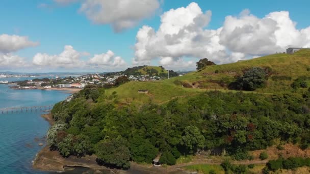 Slowmo ニュージーランドのオークランドを背景にビクトリア山とデヴォンポートと北の頭の銃を飛び越える — ストック動画