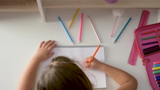 Sobre Cabeza Una Niña Dibujo Mesa — Vídeo de stock