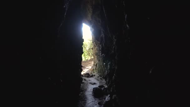 Marcher Travers Étroit Tunnel Lave Nouvelle Zélande — Video