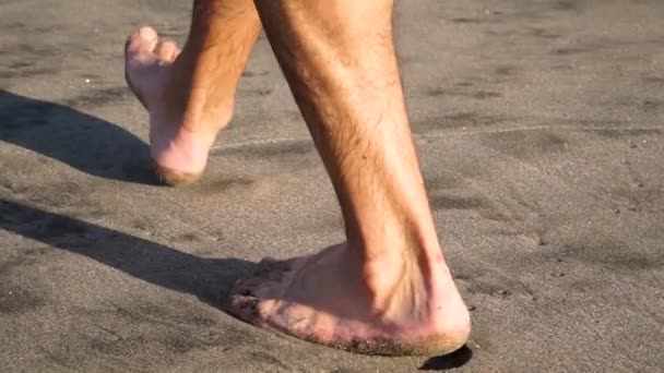 Slowmo Avvicinamento Dei Piedi Dietro Passeggiando Sulla Spiaggia — Video Stock