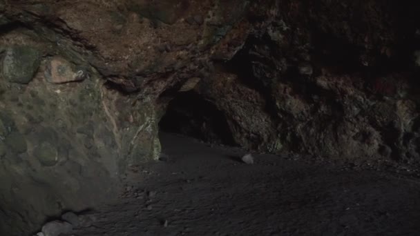 Slowmo Trace Grotte Tunnel Lave Sombre Nouvelle Zélande — Video