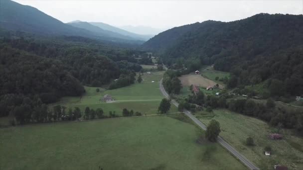 Drone Lutar Upp Från Molnig Dal — Stockvideo