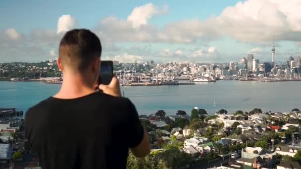 Hombre Caucásico Por Detrás Tomando Una Foto Del Centro Auckland — Vídeo de stock