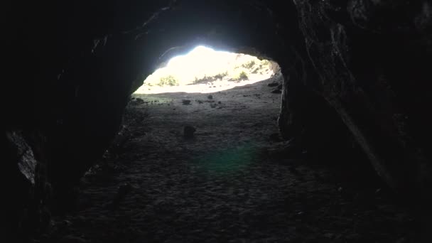 Yavaşlatıcı Yeni Zelanda Daki Lav Mağarasının Sonunda Gün Işığı Işınları — Stok video