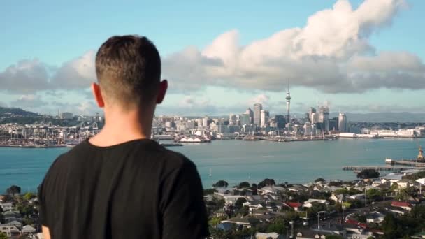 Tânăr Caucazian Care Uită Orizontul Auckland Din Devonport Noua Zeelandă — Videoclip de stoc