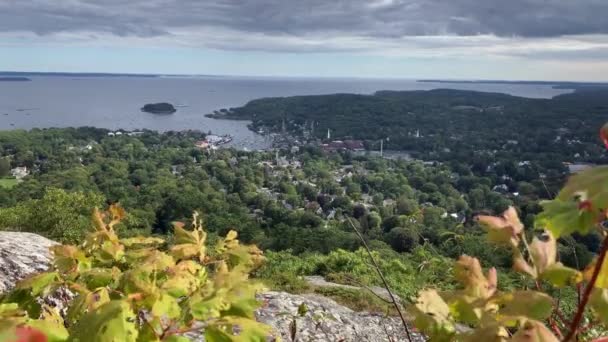 Ditembak Menghadap Camden Maine Dari Atas Gunung Battie — Stok Video