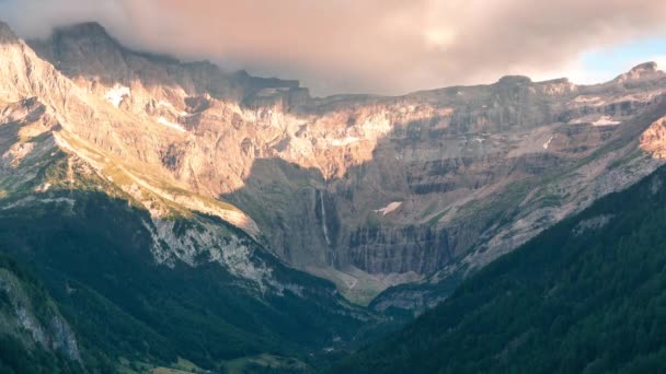 加法尼山谷的日落时间过去了 作为前景的加法尼小镇和作为背景的大瀑布 山顶上的云彩 法国除虫菊 — 图库视频影像