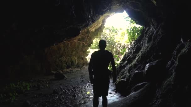 Jovem Caucasiano Caminhando Pela Caverna Lava Nova Zelândia — Vídeo de Stock