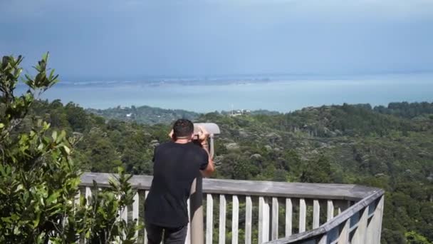 Giovane Uomo Caucasico Guardando Attraverso Lookout Binocolo Alla Natura Della — Video Stock