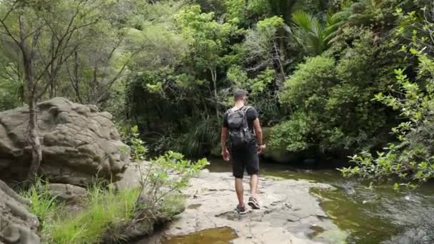 Slowmo Joven Turista Masculino Caucásico Con Mochila Caminando Través Del — Vídeos de Stock