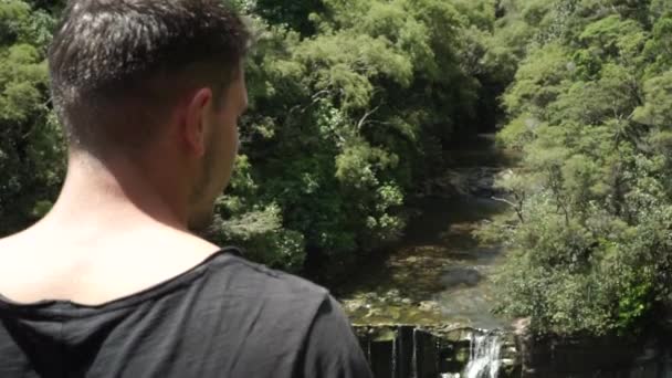 Slowmo Zblízka Kavkazský Muž Zezadu Při Pohledu Mokoroa Falls Auckland — Stock video