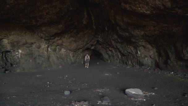 Словмо Молодой Кавказский Мужчина Входит Темную Лавовую Пещеру Новой Зеландии — стоковое видео