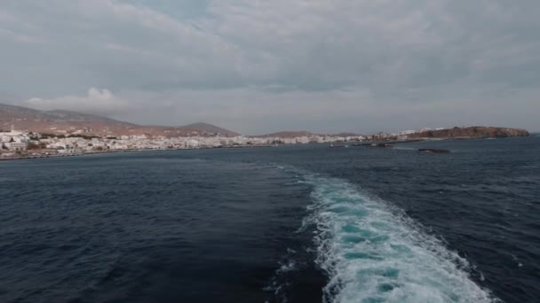 Het Verlaten Van Tinos Island Met Boot Aan Boord Van — Stockvideo