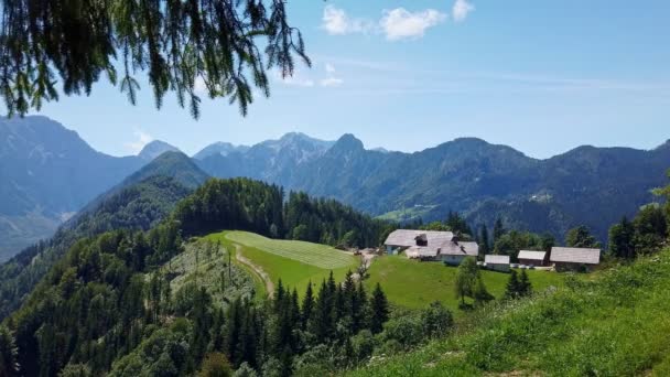 Paisagem Montanhosa Alpes Eslovénia Com Fazenda Prados Floridos Solcava Estrada — Vídeo de Stock