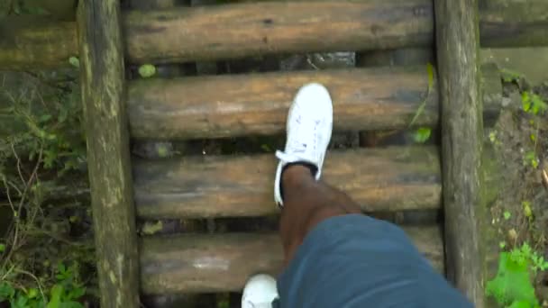 Kijkend Naar Beneden Uitzicht Mannelijke Voeten Witte Sneakers Lopen Houten — Stockvideo