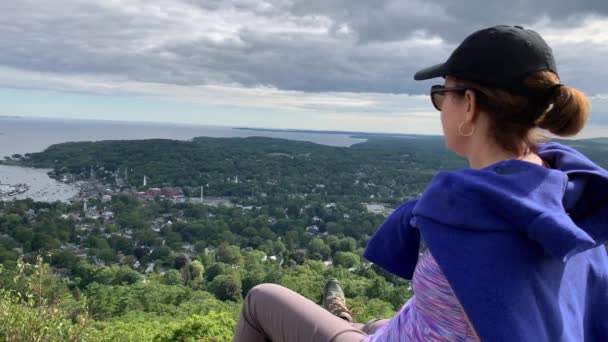 Mujer Mira Hacia Abajo Camden Maine Desde Arriba Monte Battie — Vídeos de Stock
