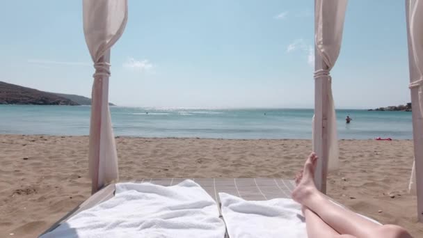 Hombre Relajándose Una Cama Playa Hermoso Día Soleado Agios Romanos — Vídeo de stock