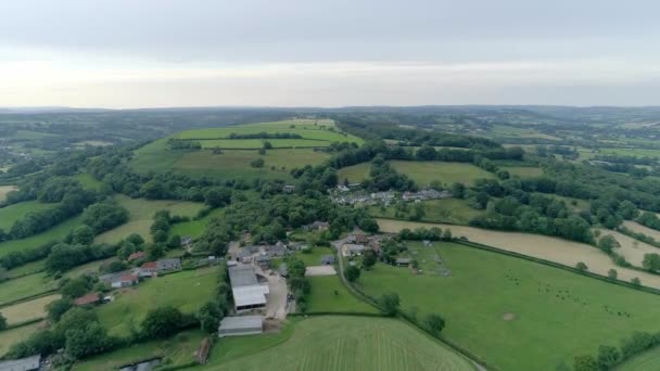 Aerial Facing Village Side Green English Countryside Plateau — Stock Video
