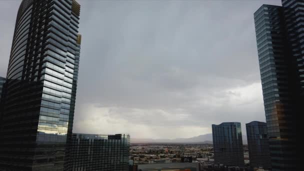 Hermosas Nubes Moviéndose Entre Las Torres Del Hotel Las Vegas — Vídeos de Stock