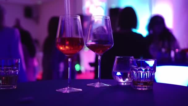 Ποτήρια Αλκοόλ Στο Τραπέζι Και Κόμμα Στο Παρασκήνιο Αργή Closeup — Αρχείο Βίντεο