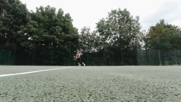 Kaukasische Frau Schwarzen Outfit Spielt Tennis — Stockvideo