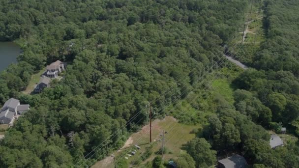 马萨诸塞州科德角的空中飞越树和房屋 — 图库视频影像