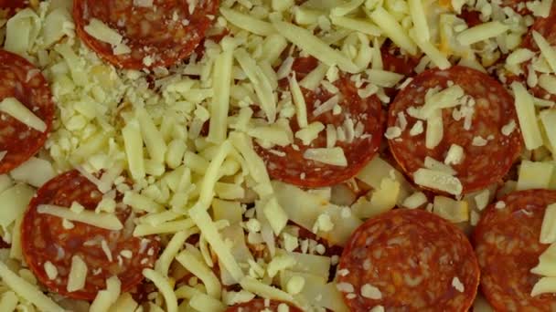 Primer Plano Una Pizza Pepperoni Rodajas Pepperoni Queso Rallado Tiro — Vídeos de Stock