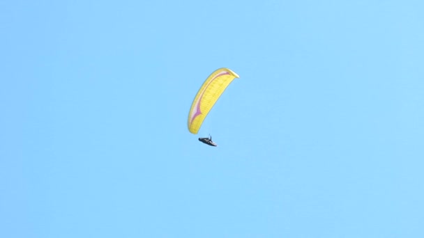 Parapente Voador Céu Azul Conceito Liberdade Aventura Esporte Adrenalina — Vídeo de Stock