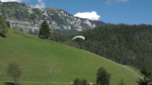 Voando Nas Montanhas Parapente Paisagem Alpina Conceito Liberdade Aventura Esporte — Vídeo de Stock