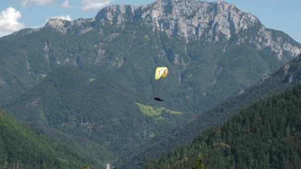 Fliegen Den Bergen Gleitschirm Alpiner Landschaft Freiheits Und Abenteuerkonzept Adrenalinsport — Stockvideo