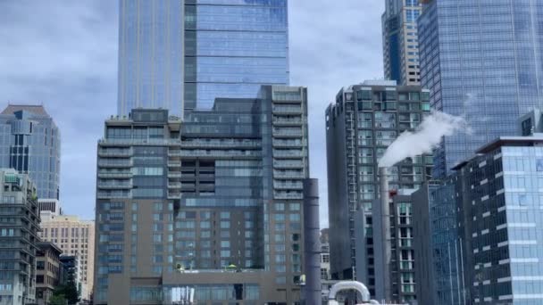 Middenniveau Uitzicht Wolkenkrabbers Een Rook Stapel Het Centrum Van Seattle — Stockvideo