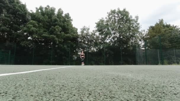 Amatőr Teniszező Játszik Parkban — Stock videók