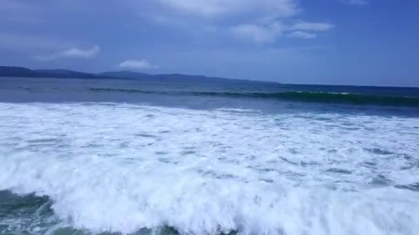 Tiro Aéreo Olas Mar Pan Mar Tierra Día Soleado — Vídeo de stock